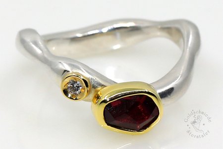 Schmuckring mit Diamant und Granat