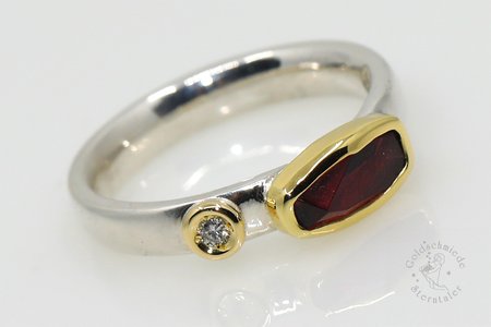 Schmuckring mit Granat und Brillant