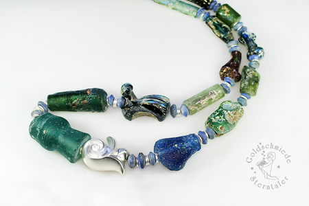 Halsschmuck aus antikem Glas und Silber