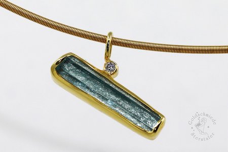 Schmuckanhänger mit Aquamarin und Brillant