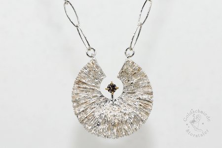 Halsschmuck aus Silber und Gold mit Diamant