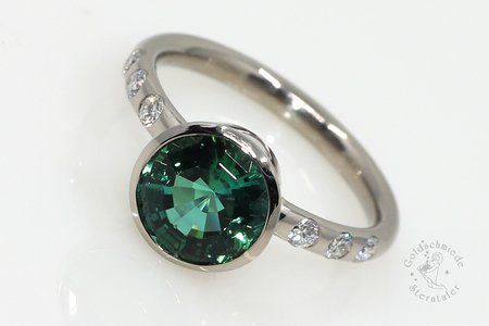 Ring aus 585 Weißgold mit Turmalin und Brillanten