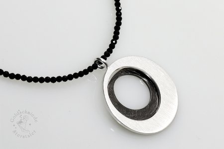 Halsschmuck aus Silber mit Spinell