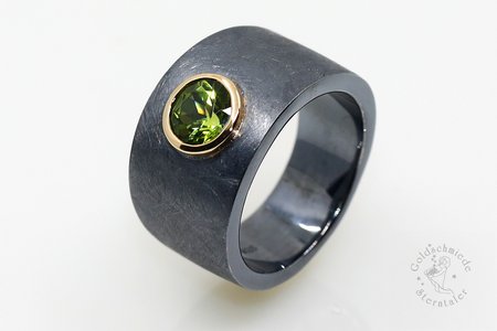 Ring aus 925 Silber (oxydiert) und Gold mit Peridot