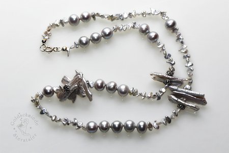 Halsschmuck aus Süßwasserperlen