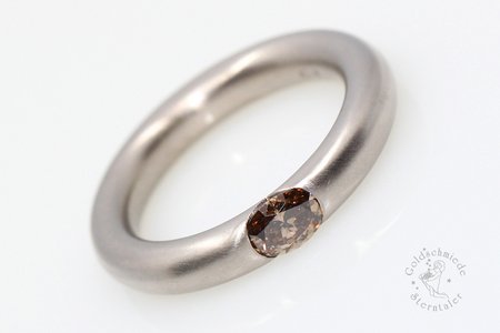 Ring aus Weißgold mit Diamant