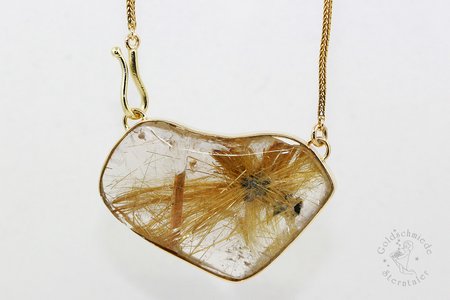Halsschmuck aus Gold mit Rutilquarz
