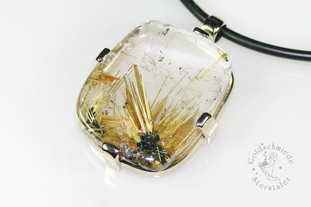 Schmuckanhänger aus Gold mit Rutilquarz