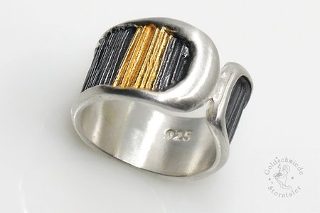 Ring aus 925 Silber, oxydiert, teilvergoldet