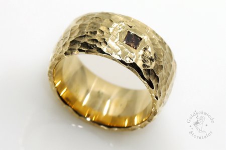 Ring aus Gold mit Diamant