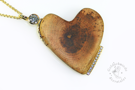 Schmuckanhänger aus Rebenholz mit Brillanten