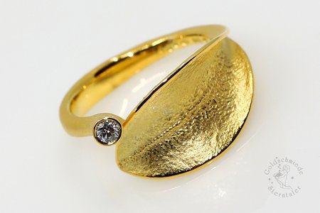 Ring aus Gold mit Brillant