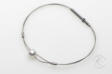 Armschmuck aus Stahl mit Süßwasserperle