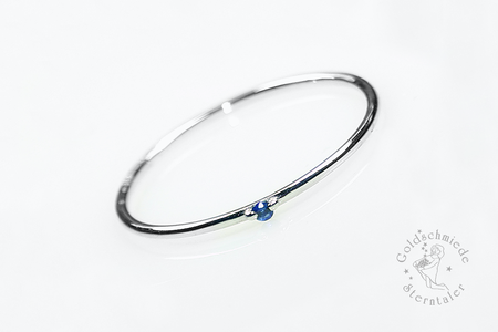 Ring aus Weißgold mit Saphir