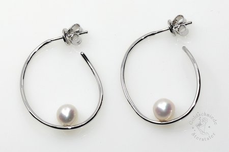 Ohrstecker aus Silber mit Süßwasserperle