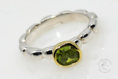 Ring aus Silber und Gold mit einem Peridot