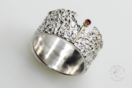 Ring aus Silber und Gold mit Rubin