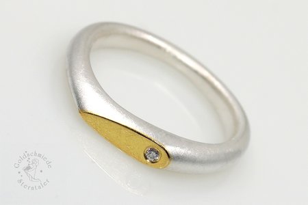 Ring aus Gold und Silber mit Brillant