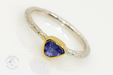 Ring mit einem Tansanith