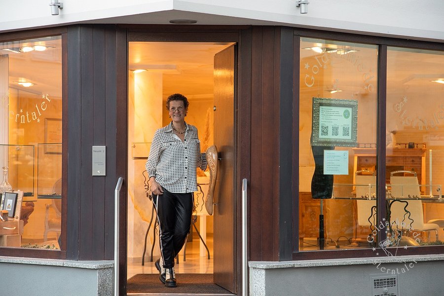 Goldschmiede Sterntaler Eingang mit Inhaberin