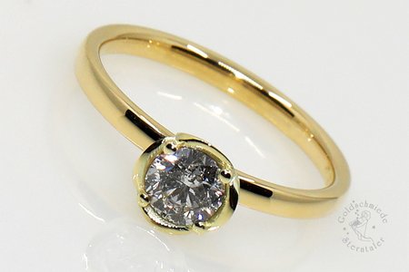 Ring aus Gold mit einem Brillanten