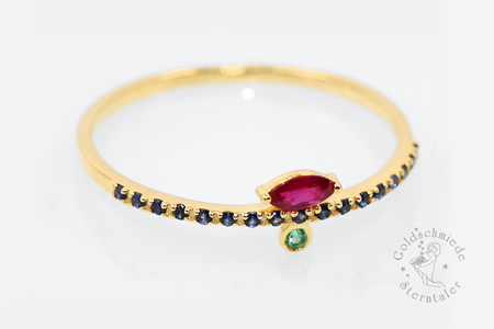 Ring aus Gold mit Rubin, Smaragd und Saphiren