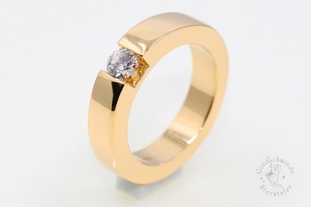 Ring aus Gold mit einem Brillanten