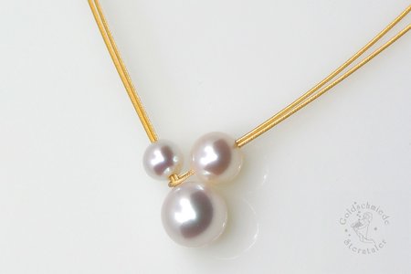 Halsschmuck aus Stahl, vergoldet mit Süßwasserperlen