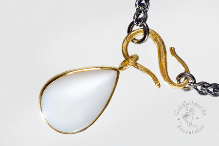 Halsschmuck aus Silber und Feingold mit einem Mondstein