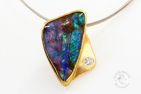 Anhänger aus Gold mit Boulderopal und Brillant