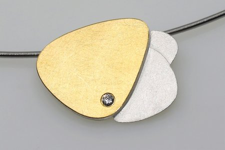 Halsschmuck aus Silber und Gold mit Brillant