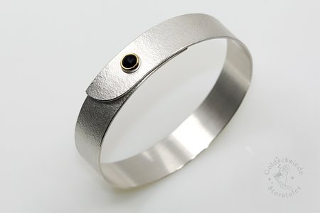 Silberarmreif mit Onyx