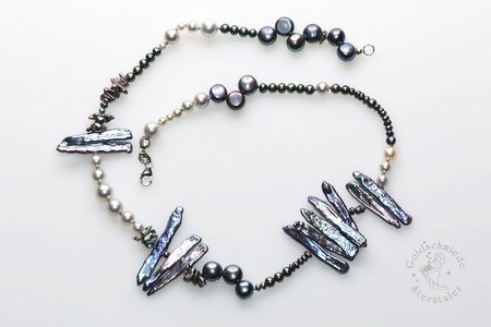 Halsschmuck mit Perlen