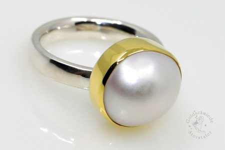 Ring aus Silber und Gold mit einer Perle