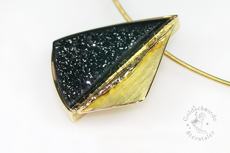 Schmuckanhänger aus Gold mit kristallinem Achat