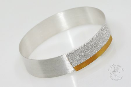 Armreif aus Silber und Gold