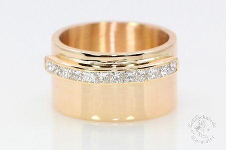 Ring aus Gold mit Diamanten im princess cut