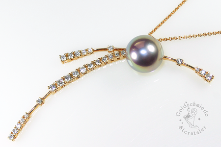 Halsschmuck aus Rotgold mit einer Tahitiperle und Brillanten